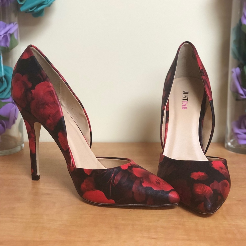 ABSOLUTELY GORGEOUS... Red & Black Rose Heels!